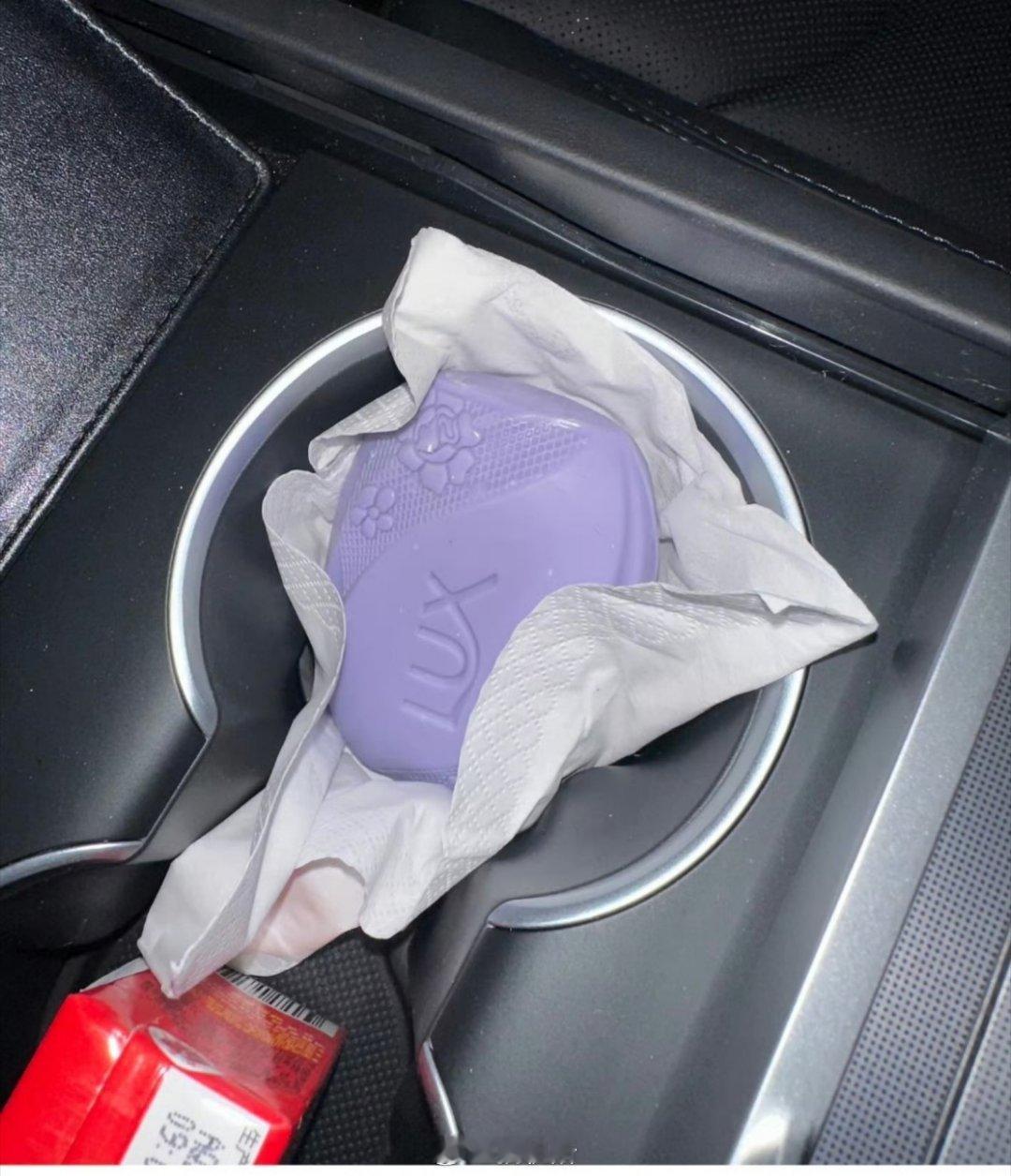 车上放香皂不经常开车的不建议放，夏天容易化掉，而且还会招老鼠