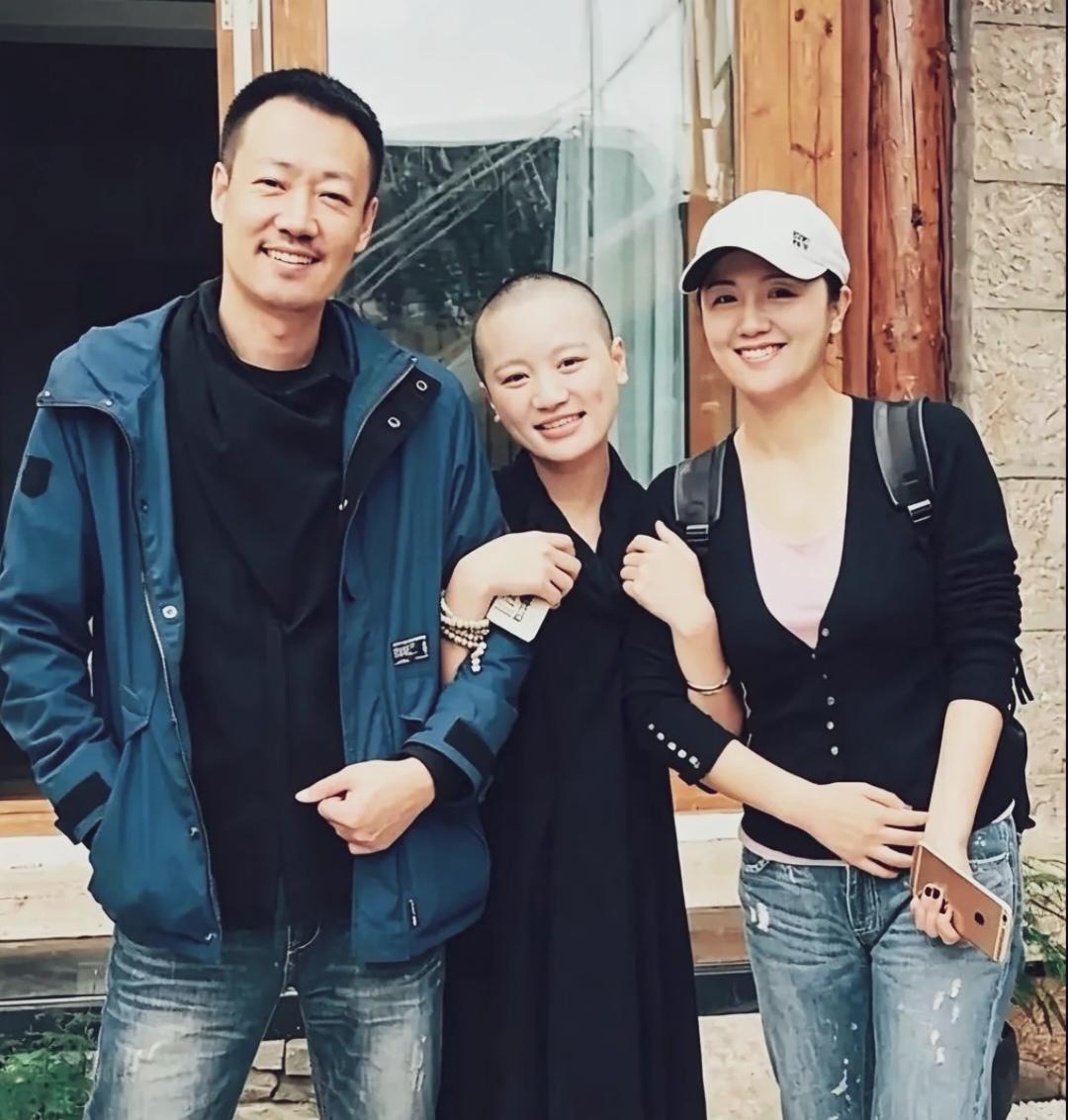 照片中的三个人笑得如此灿烂，美丽的媛媛已经离开人世，中间已经剃度的美女远离红尘。