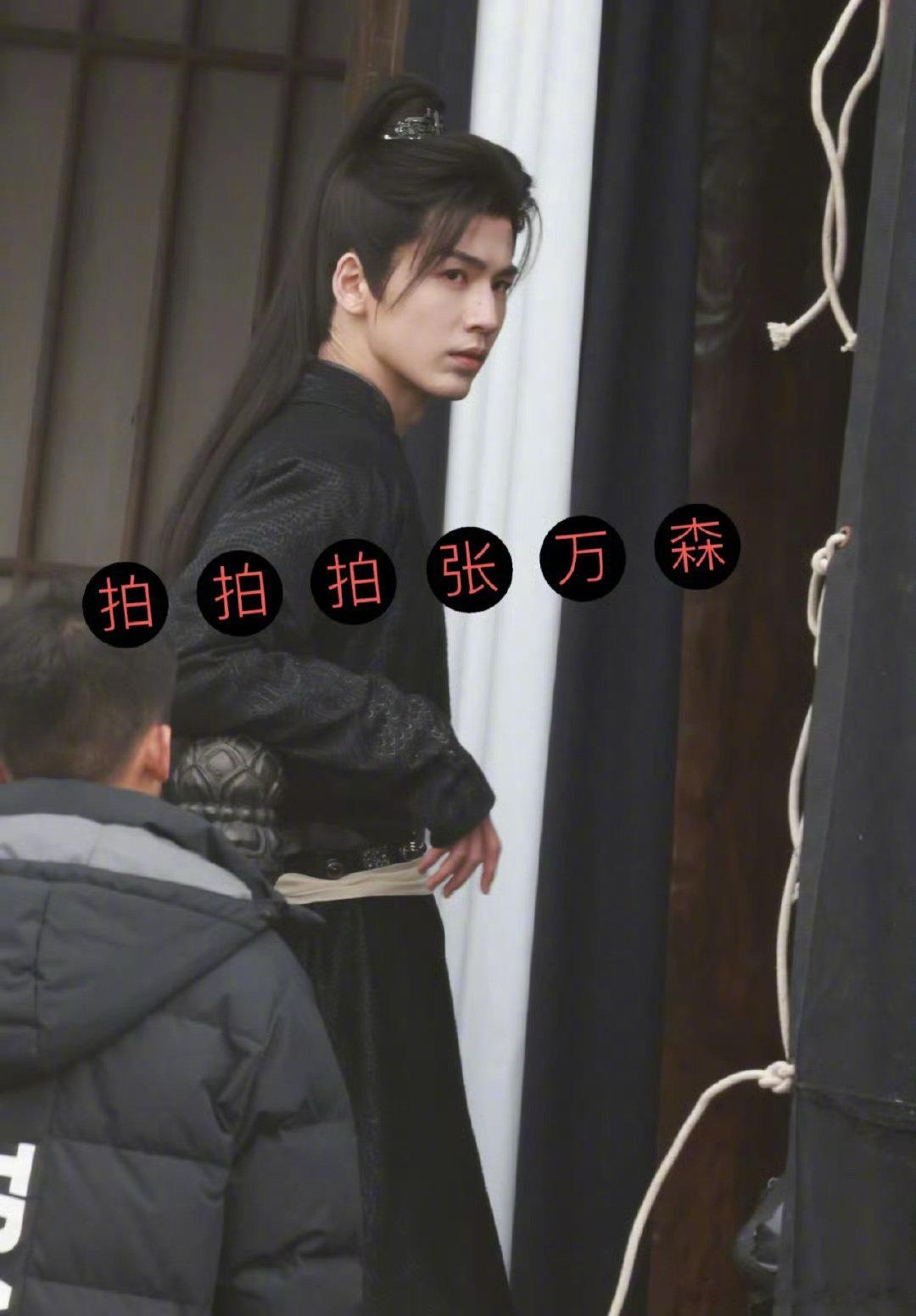 今日张凌赫《逐玉》路透来袭，不得不感叹他的颜值依旧出众，那精致的五官令人着迷，而