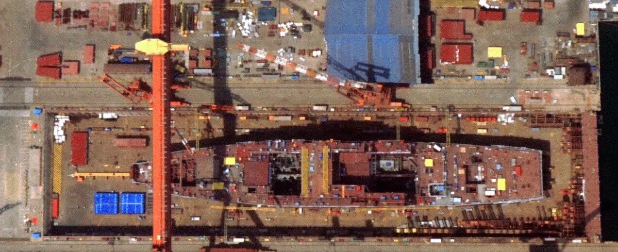 “核舰”最新图来了，已吊装多个机库分段、舰艏合拢后舰长将超乎想象！

五一期间，