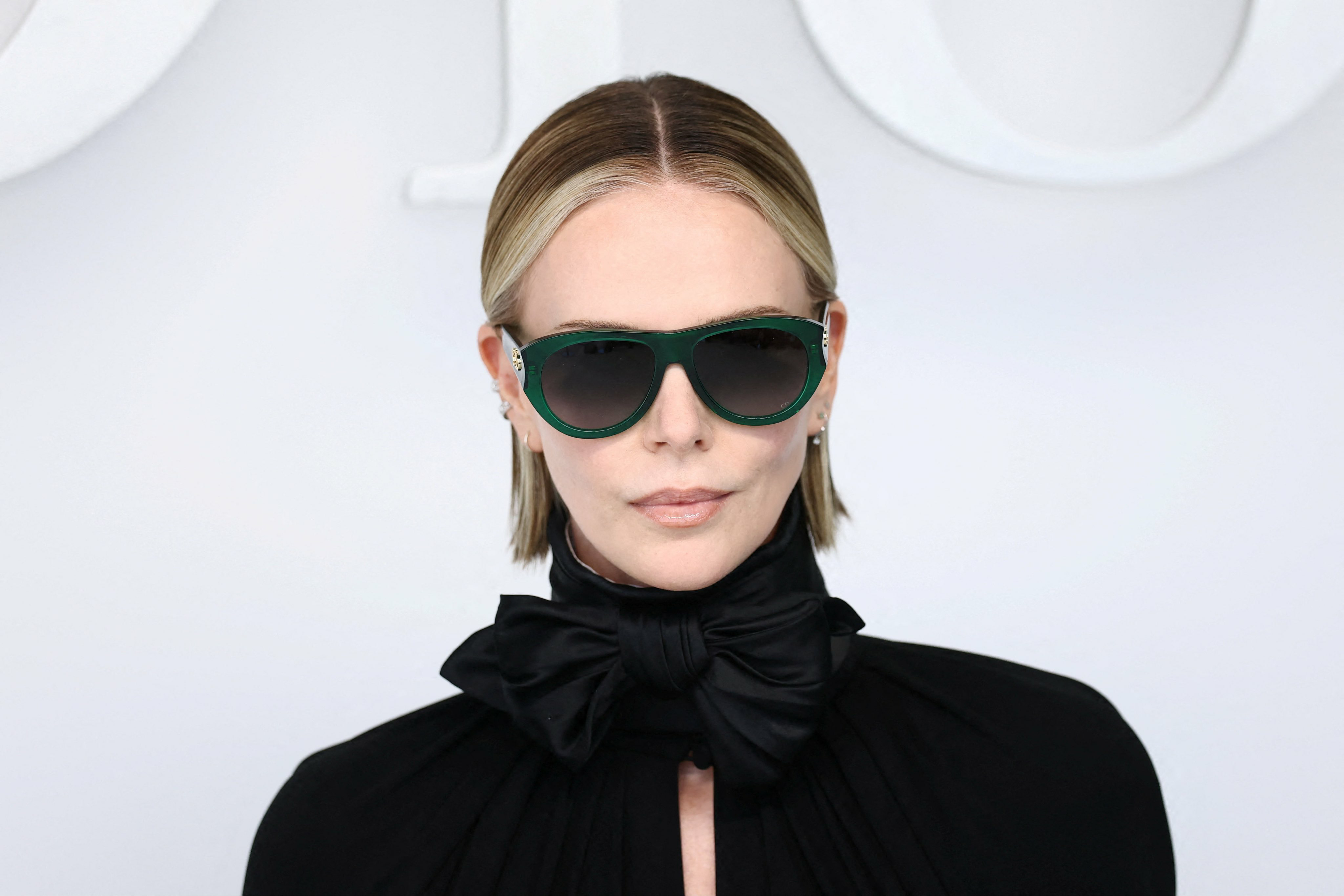 塞皇好帅！查理兹塞隆霸气亮相巴黎时装周看秀！！！