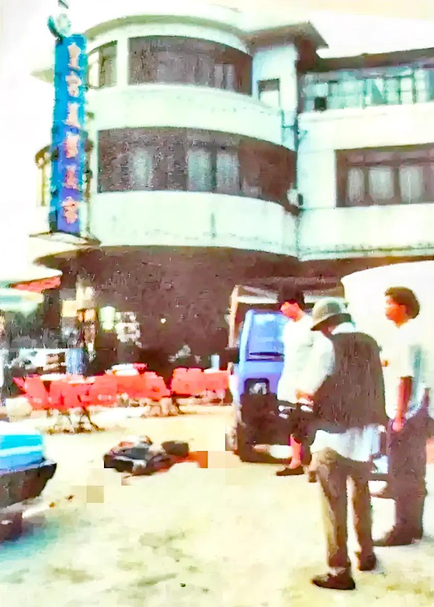 发生在1995年的一起案件，在佛山街头上演了一场激烈的枪战。照片中，我们可以看到