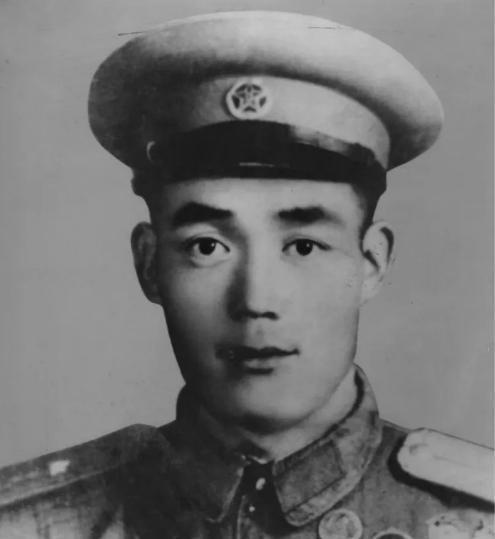 [太阳]1952年，朝鲜战场，1侦察兵趁天黑，摸到美军阵地前，突然，他脚底碰到什
