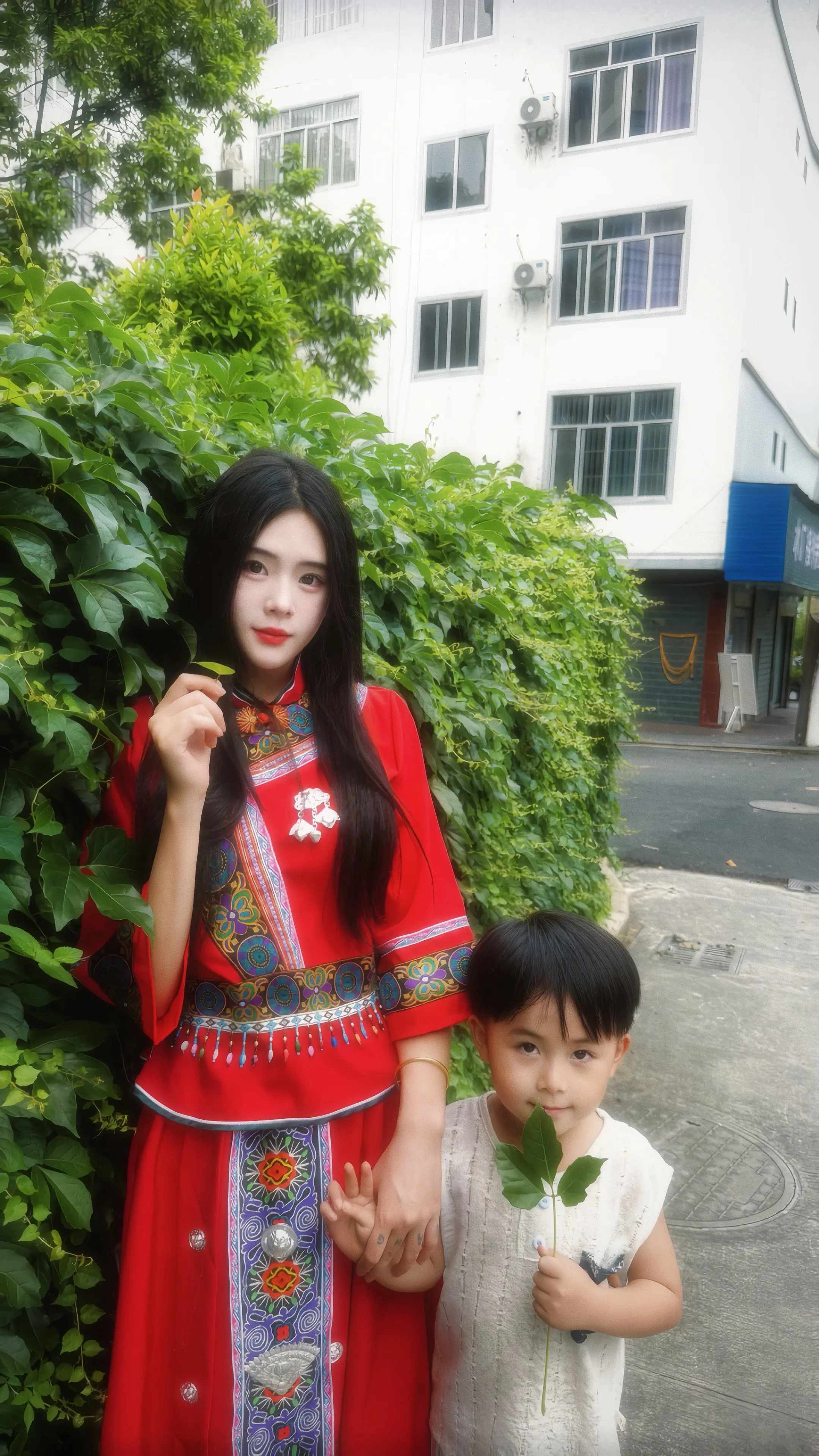 我出不了广西 我要陪着我的儿子 你就带个绣球走吧