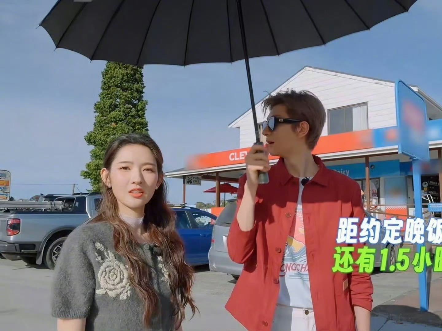 林一高个子打伞的坏处来了 地球超新鲜 终于直观看到高个子打伞的弊端，林一贴心为身