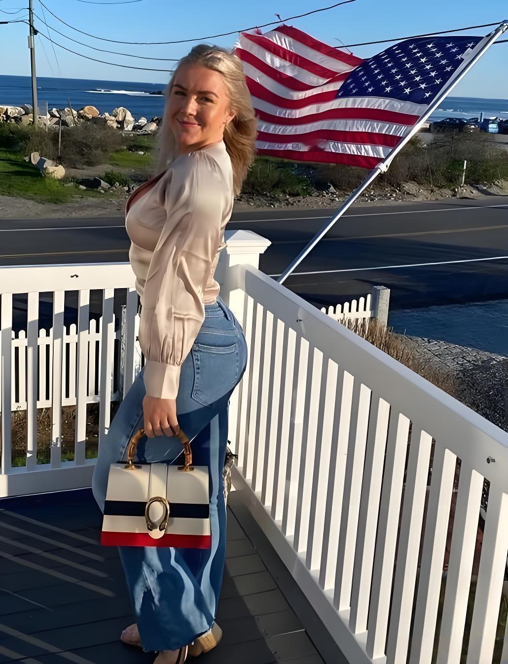 美国装都不装了，两种办法得到格陵兰岛。

白宫新闻秘书卡罗琳·莱维特在例行记者会