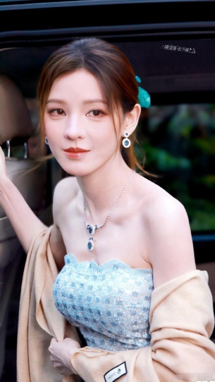 网友在上海和张予曦一起吃饭张予曦春日造型氛围感拉满 上海这波偶遇也太让人羡慕，张