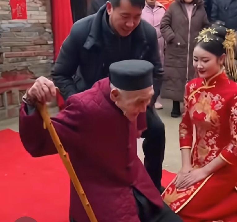 这是一场“老夫少妻”的结婚典礼。
      “……，夫妻对——！”礼先口中的“