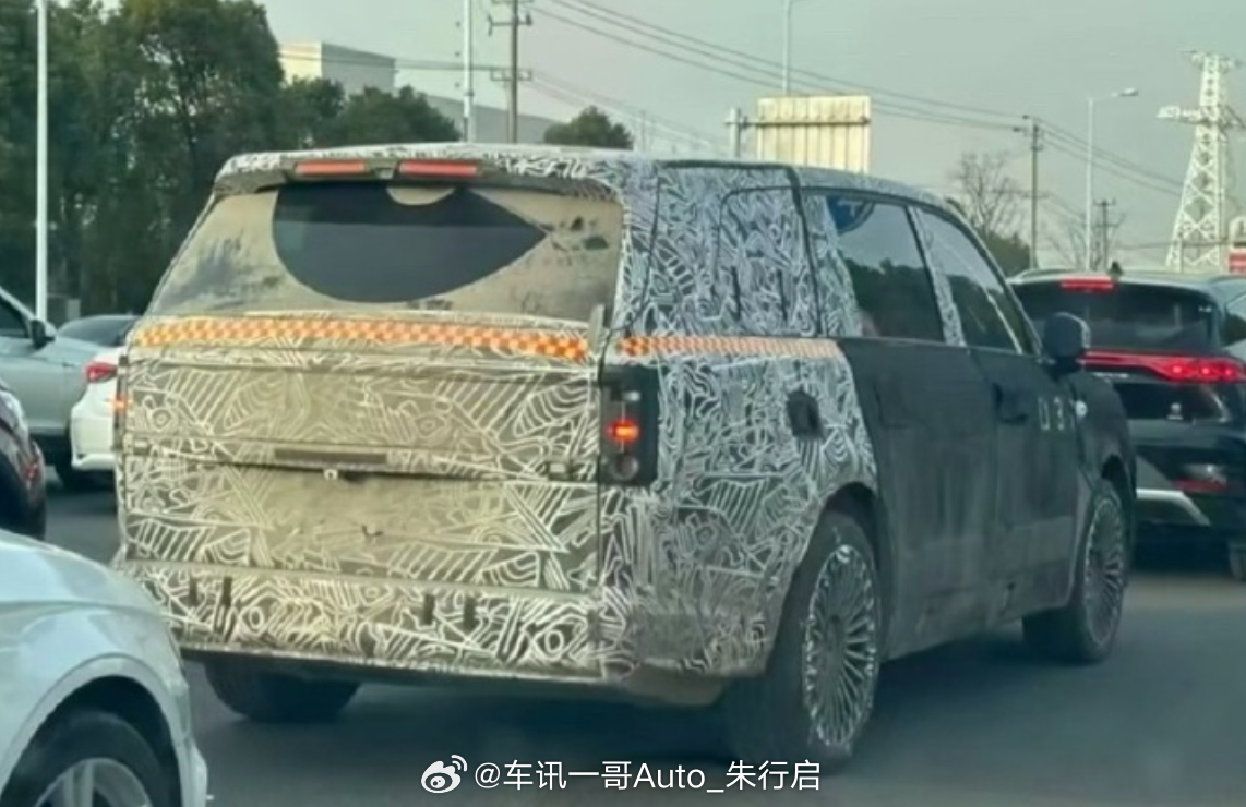 小米昆仑SUV的谍照图曝光后悬看着还是比较的长整车的个头设计也挺大的