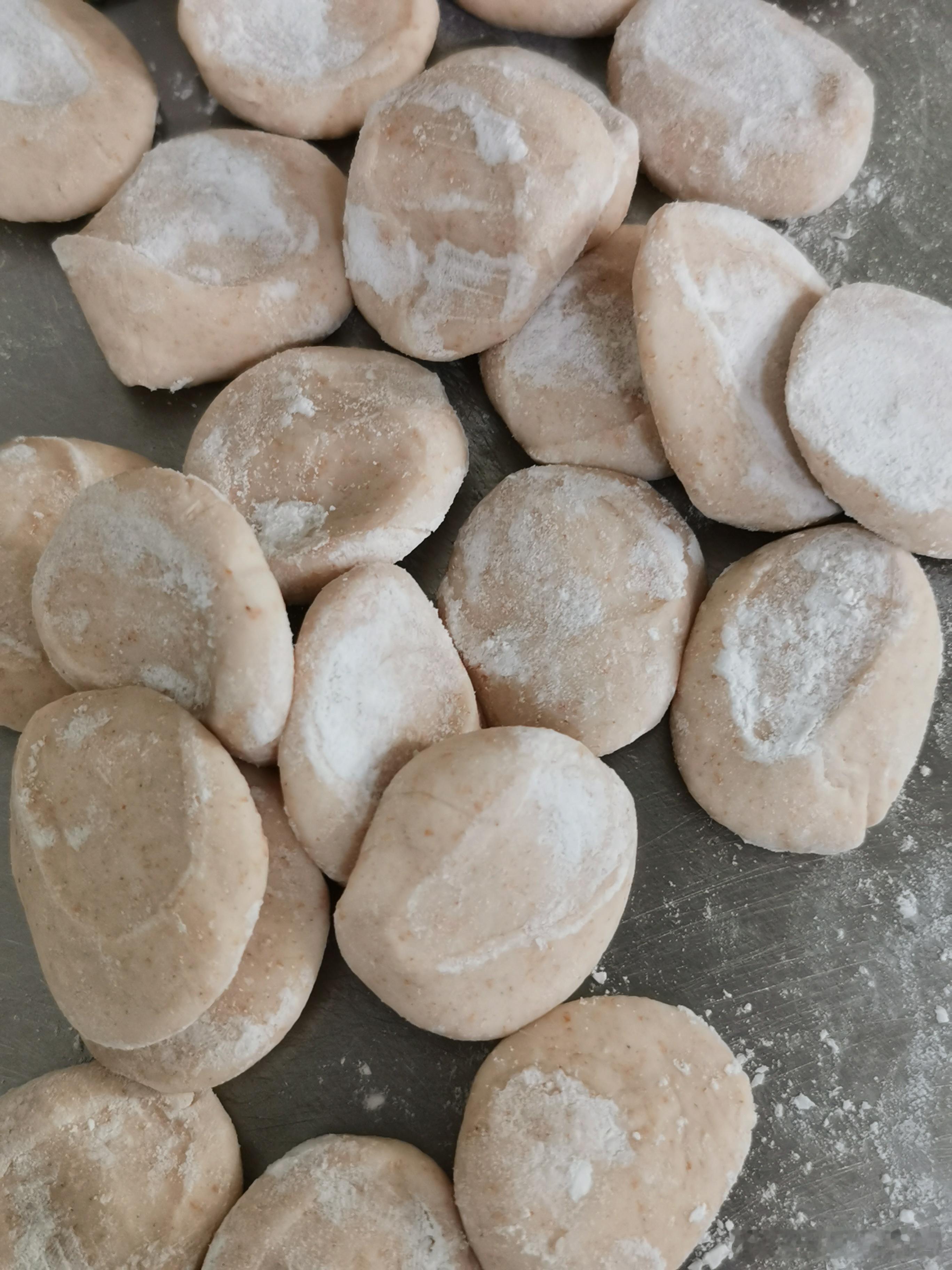 好久没吃饺子🥟了，正好朋友送了自家院子种的韭菜，还有小葱，生菜。用韭菜，里脊肉