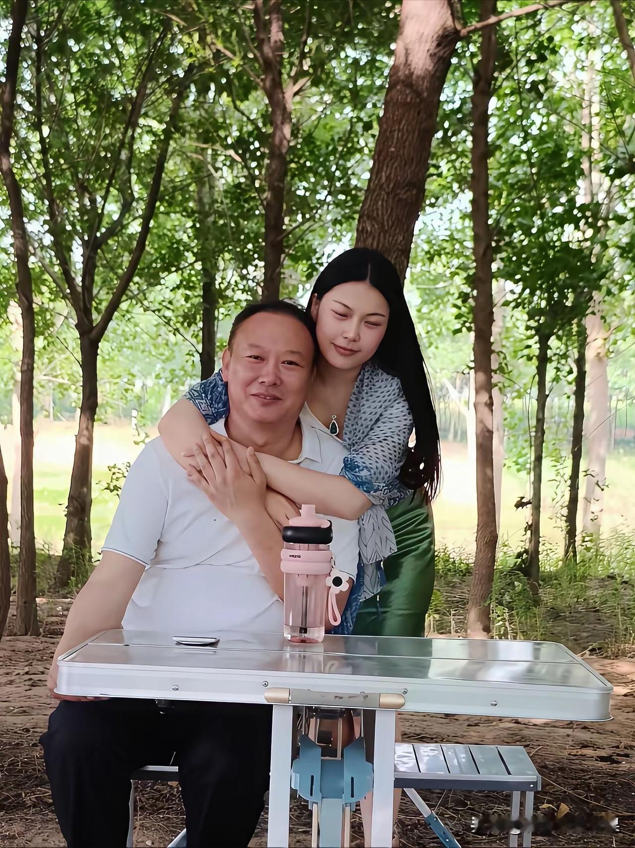不怪大叔一脸幸福，换谁谁不是！