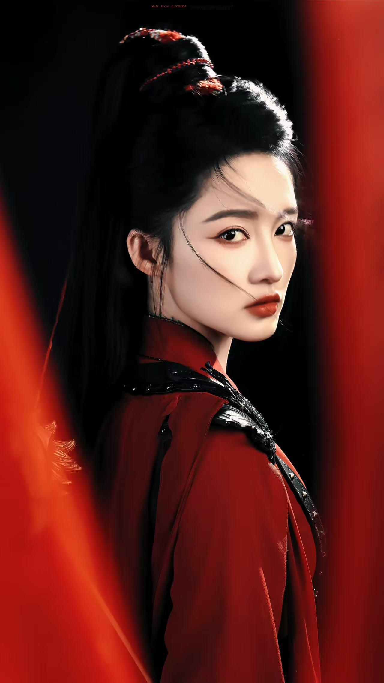 李沁两月双翻红李沁两部剧翻红 李沁两部剧翻红，说明李沁的角色真的很质量，所有有长