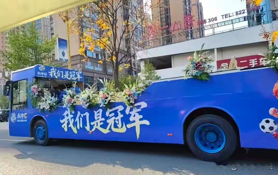 12月28日下午，永州街头响起阵阵欢呼。
 
刚在27日晚夺得2025湘超联赛冠