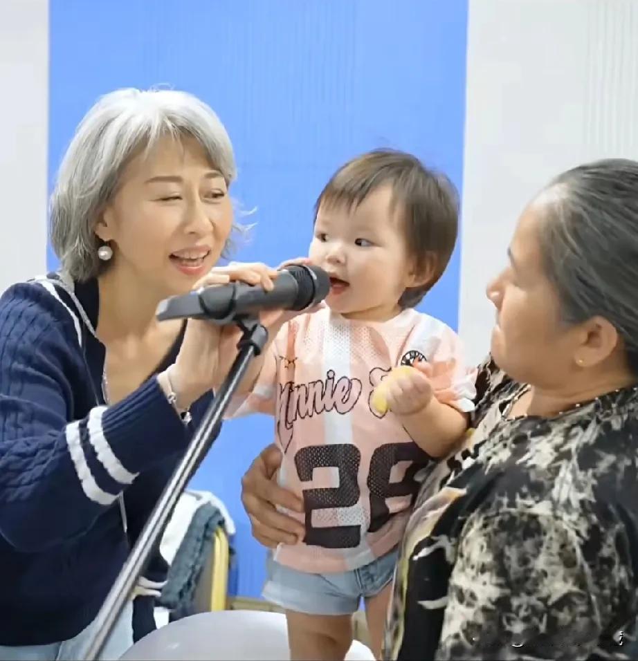 巨肺夫妻林子祥和叶倩文的小孙女探班爷爷林子祥和奶奶叶倩文，小孙女是林子祥和前妻吴