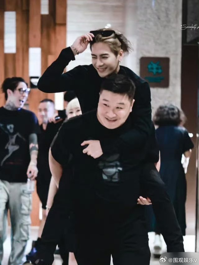 王嘉尔被保镖架上车 放开那个男人，为什么不能公主抱抱上车[笑而不语] ​​​