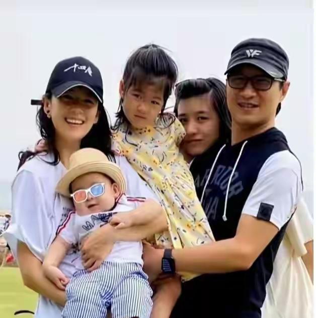 汪峰和章子怡离婚两年，本以为各自安好，没想到女儿醒醒十岁生日，又掀起波澜！这背后