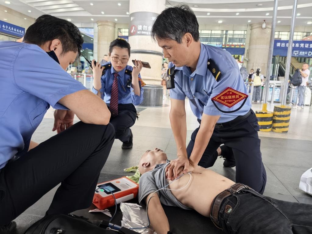 4月28日，南宁火车站内突发惊险一幕，一名中年旅客在进站途中突然心脏骤停，当场晕