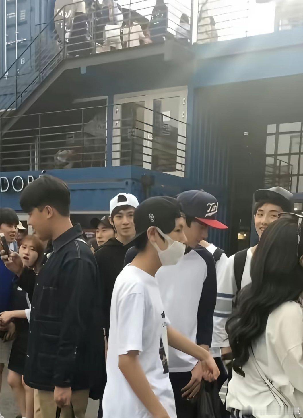于适于适于大力真能扛于适于大力实锤了 随性自然的日常画面圈粉无数，出众臂力让人眼
