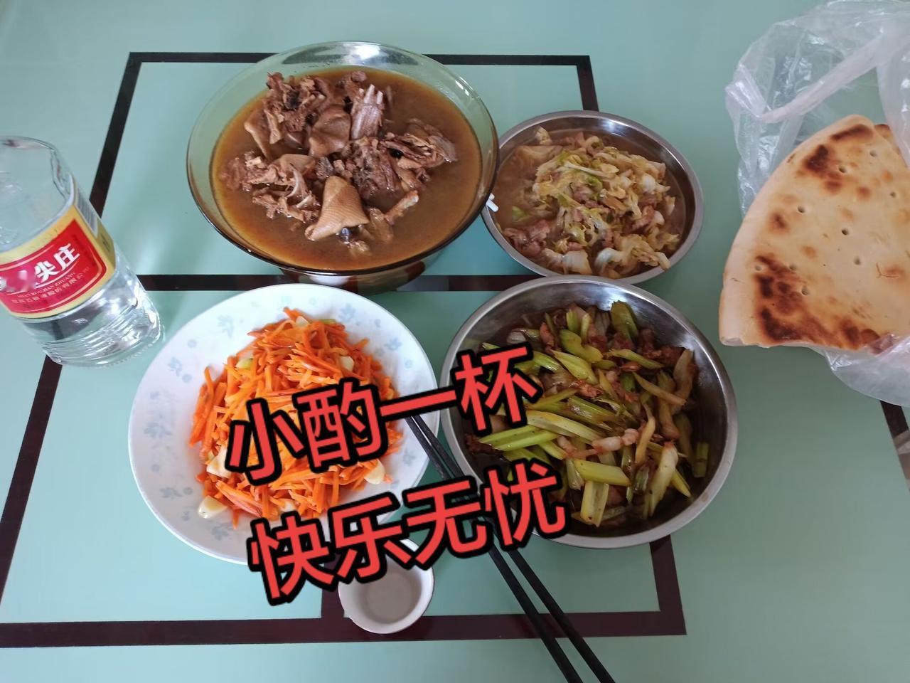 小酌两杯，快乐无忧。喝一杯的快乐，
只有自己知道。
学会的喝酒，不用别让安慰。