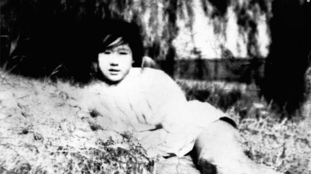 1938年，一名18岁女兵看见连长中弹倒地，连忙冲上前去，举起一块石头重重朝日军