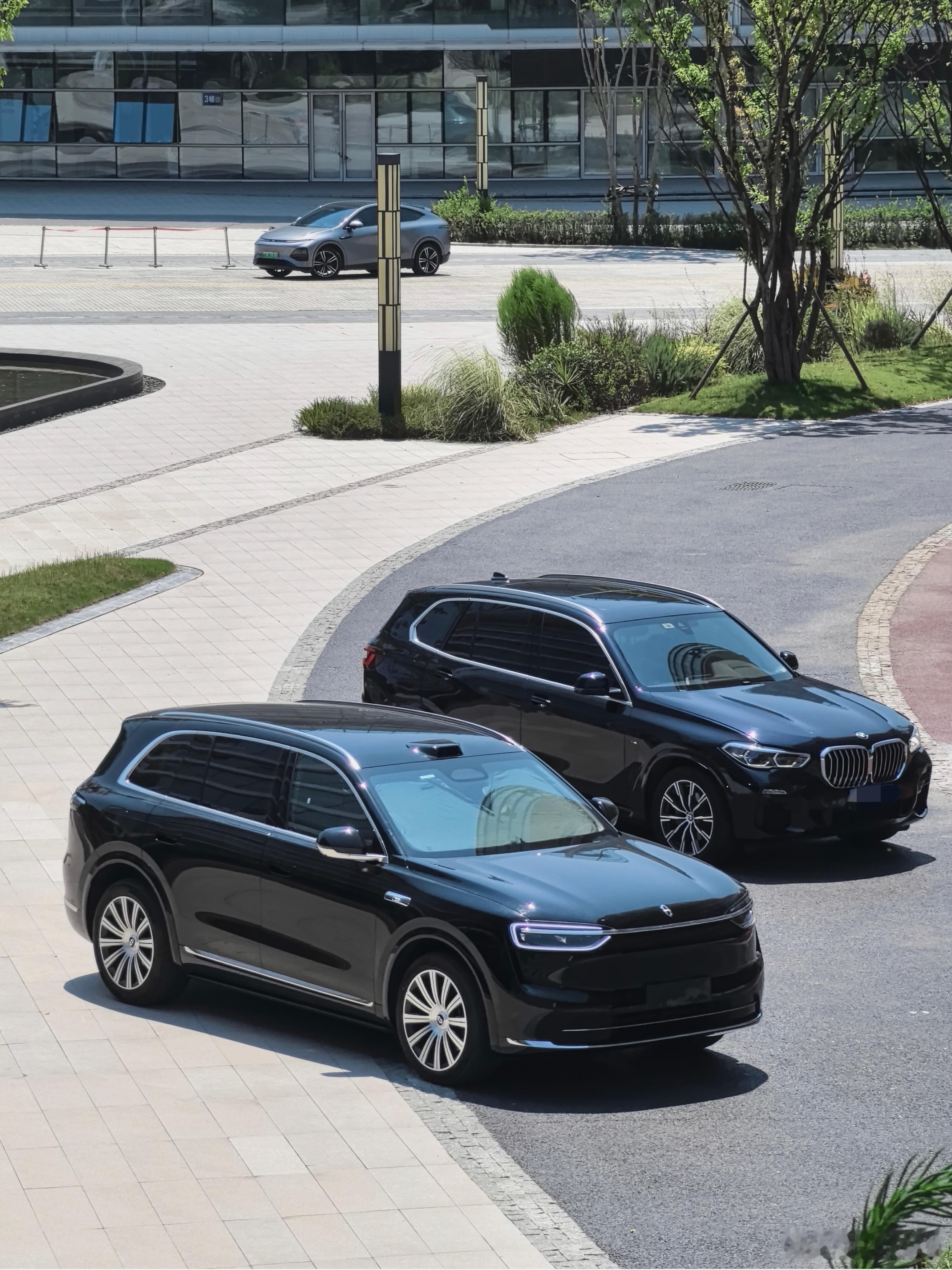 宝马X5和全新问界M7同框。时代变了，曾经的“公路之王”风光不再，而新一代“国民
