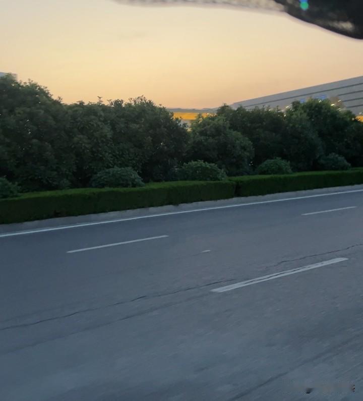 黄昏时分，空旷的公路，静谧而悠远。上联：贫在闹市无人问，下联怎么对 宋小宝的小品