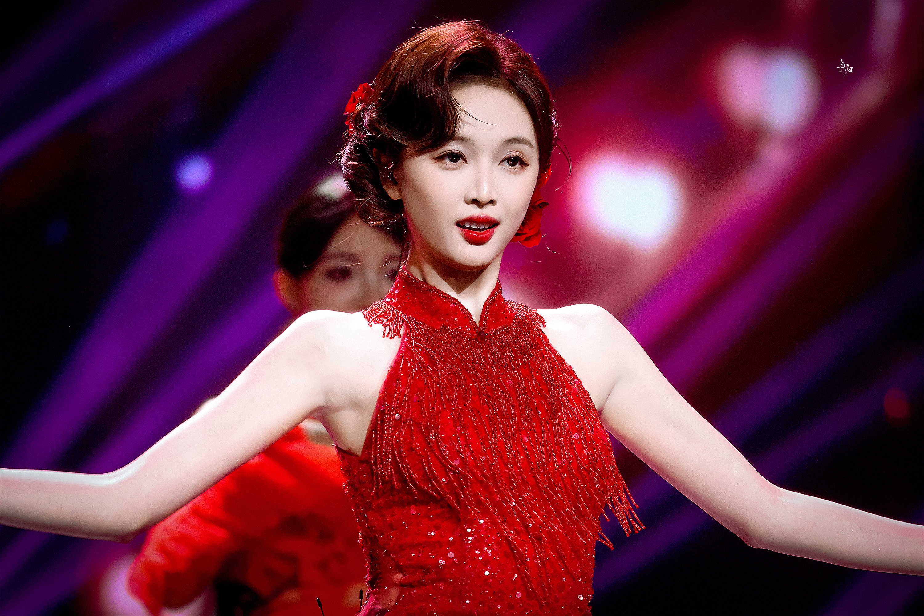 吴宣仪 红裙缀星，开衩露膝，身段裹在旗袍韵里，抬眼是艳而不媚的柔。  