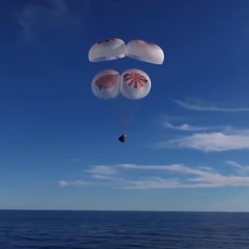 滞留太空9个月的玄冥二老终于溅落地球，然而我发现两点不同。
第一，中国的飞船每次