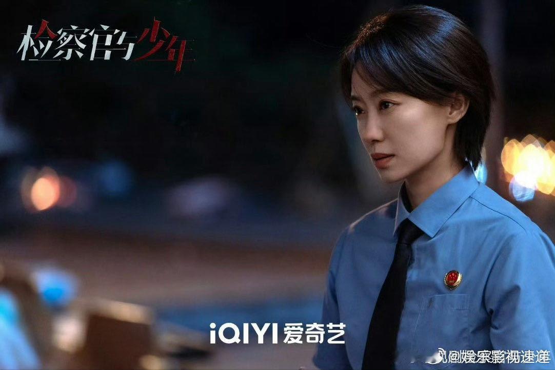 张小斐天坛奖评委首亮相 张小斐这个评委造型也太好看了吧，灰色西装加针织衫温柔又有