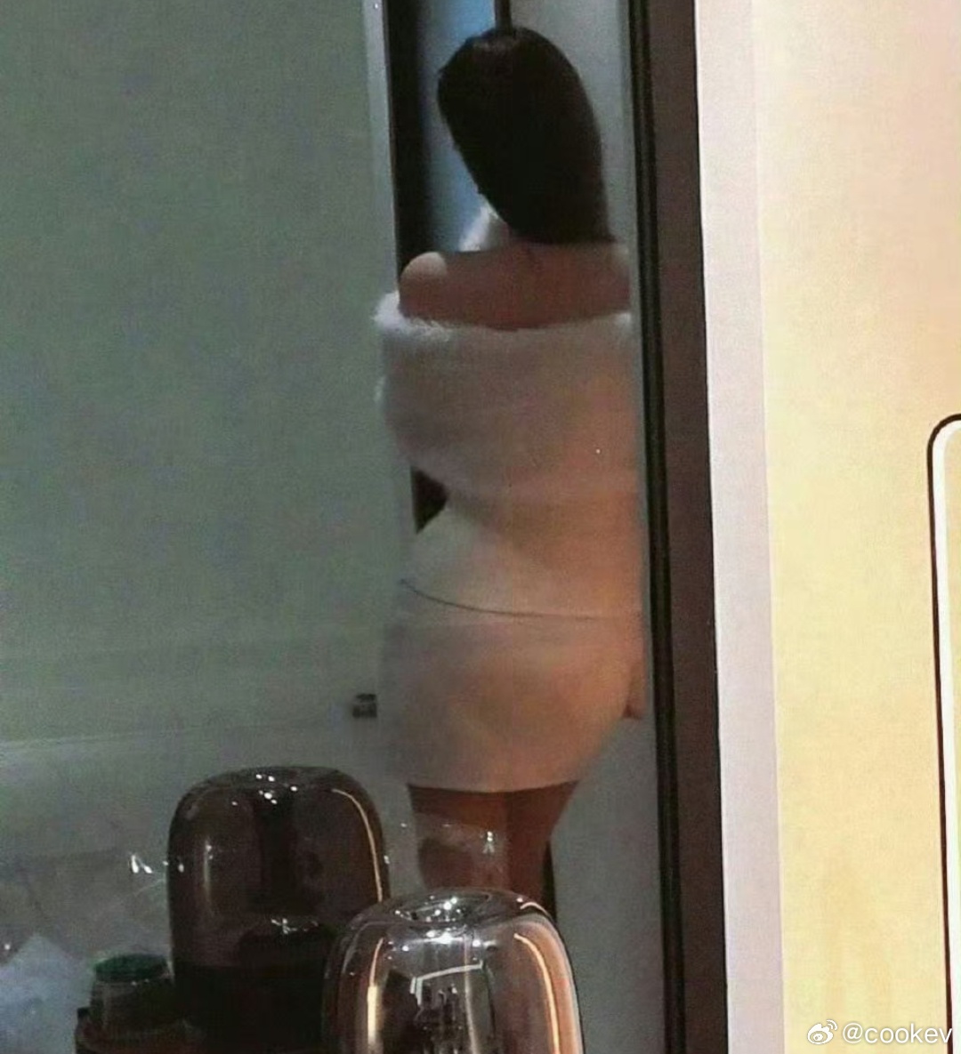 “刘亦菲你要注意，背面的镜子给你反光了