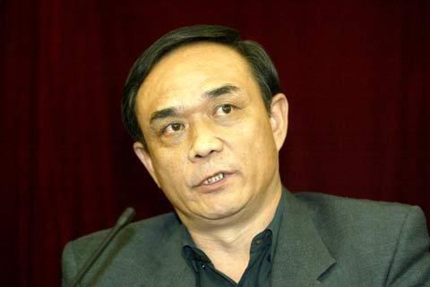 郎效农与知名教练徐根宝成为同班同学，二人在求学期间结下了同窗之谊。

1947年