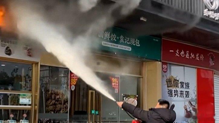 《江苏镇江一退伍军人扑灭商铺火情获表扬，曾戍守边疆》澎湃，澎湃新闻，澎湃新闻网，