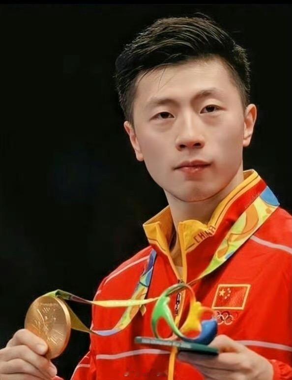 艹一个男人怎么可以帅成这样。满脸疲惫，长满胡须也帅落于下风，杀出重围更帅意气风发