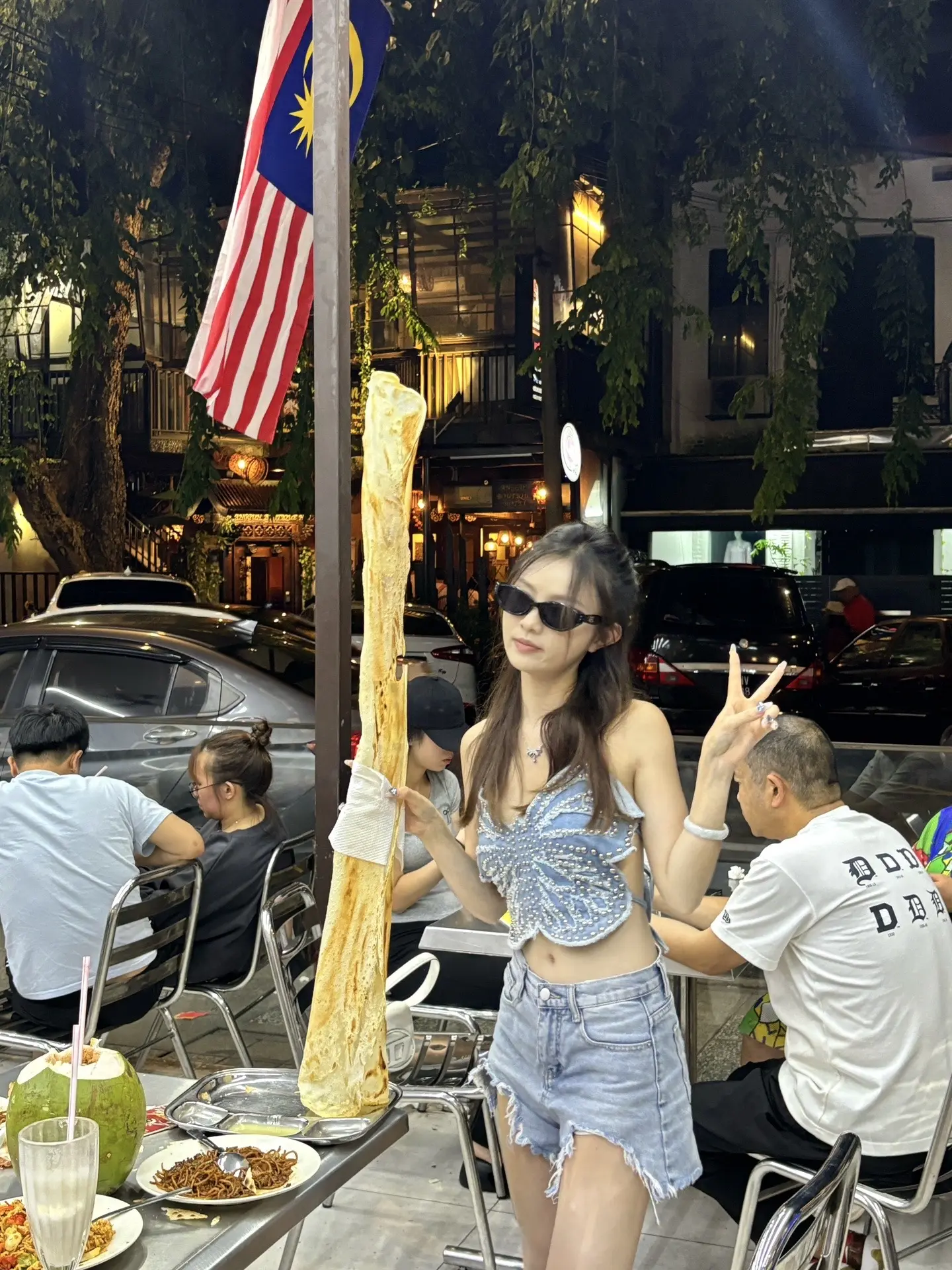 在街上看见有两个人在打架 吓死宝宝了。