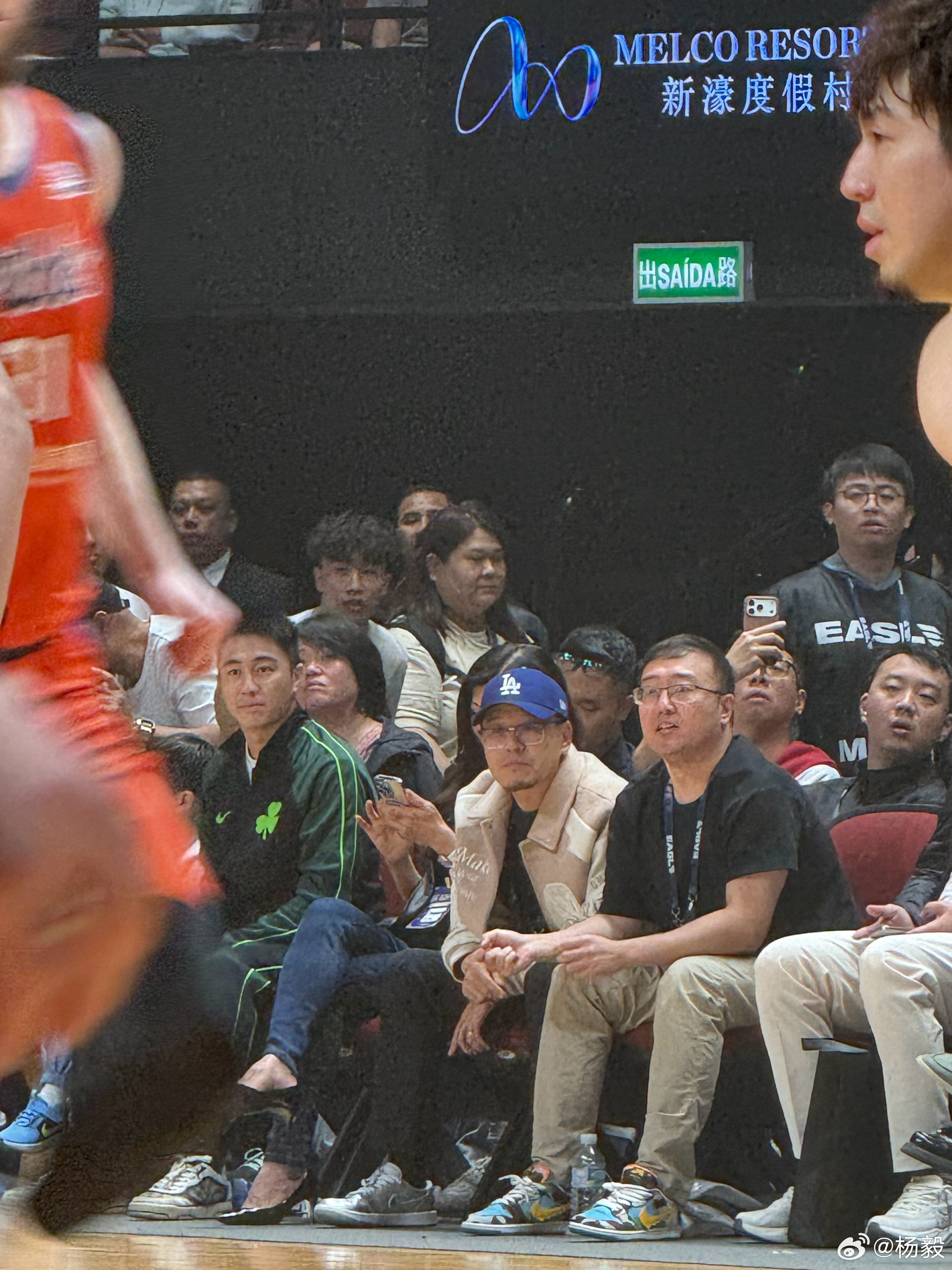 你猜怎么着…..我看着看着球吧，感觉旁边来了一凯尔特人球迷，穿的挺绿，后来我仔细