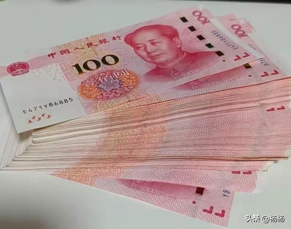 存钱，
我为了存钱拒绝去理发店剪头发
已经五年没去了
长了我自己用剪刀剪短一点