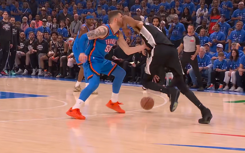 这个回合裁判吹哈腾阻挡，雷霆挑战。NBA 挑战成功，文班进攻犯规，但雷霆主帅戴格