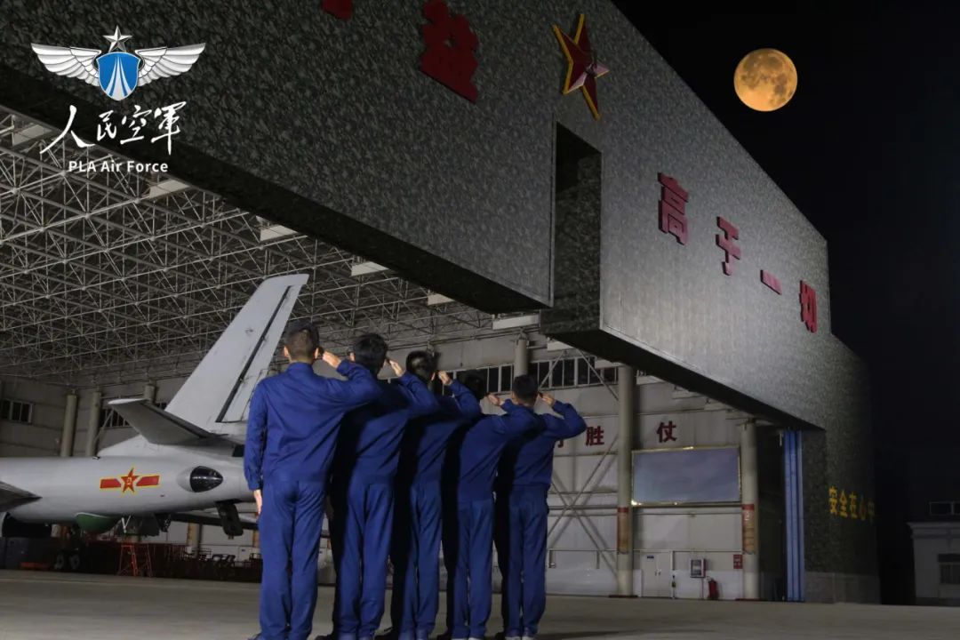 “一轮明月照兵心，别样中秋在军营”时至中秋，天上一轮明月见证着万家灯火的团圆。而