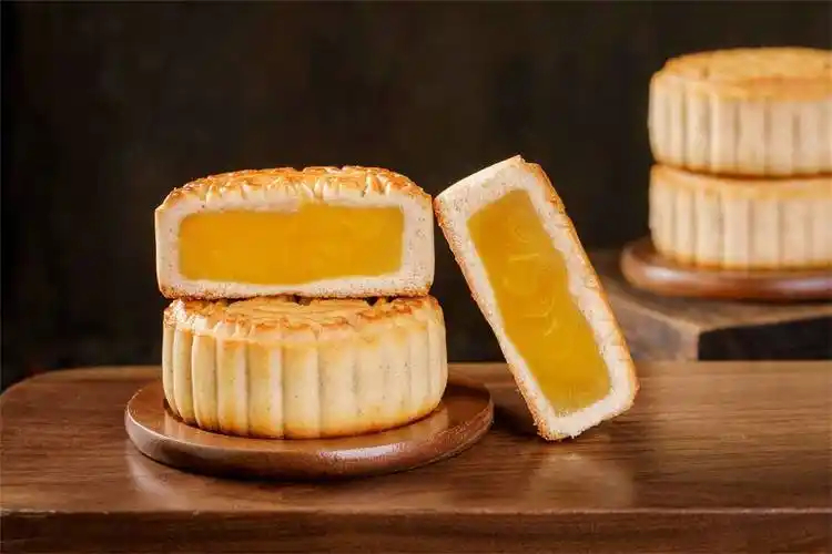 五仁月饼要竖起来对半切才好吃中秋吃五仁月饼，竖切对半才是精髓，各类坚果均匀分配，