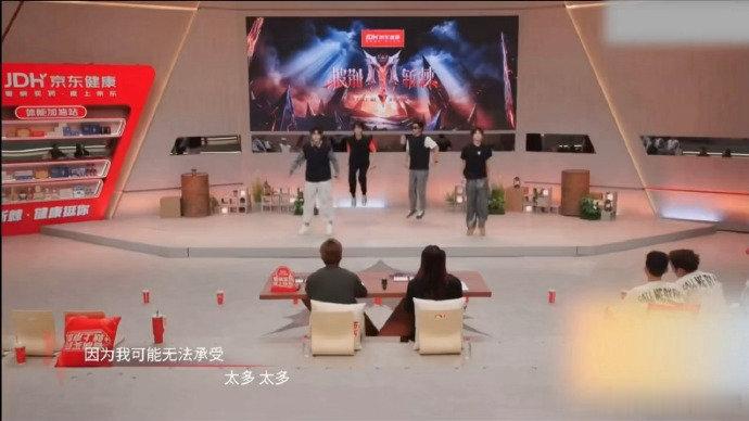 王赫野练舞踩碎耳返 王赫野分享排练趣事，练舞太过投入踩碎耳返，哭笑不得的小插曲，