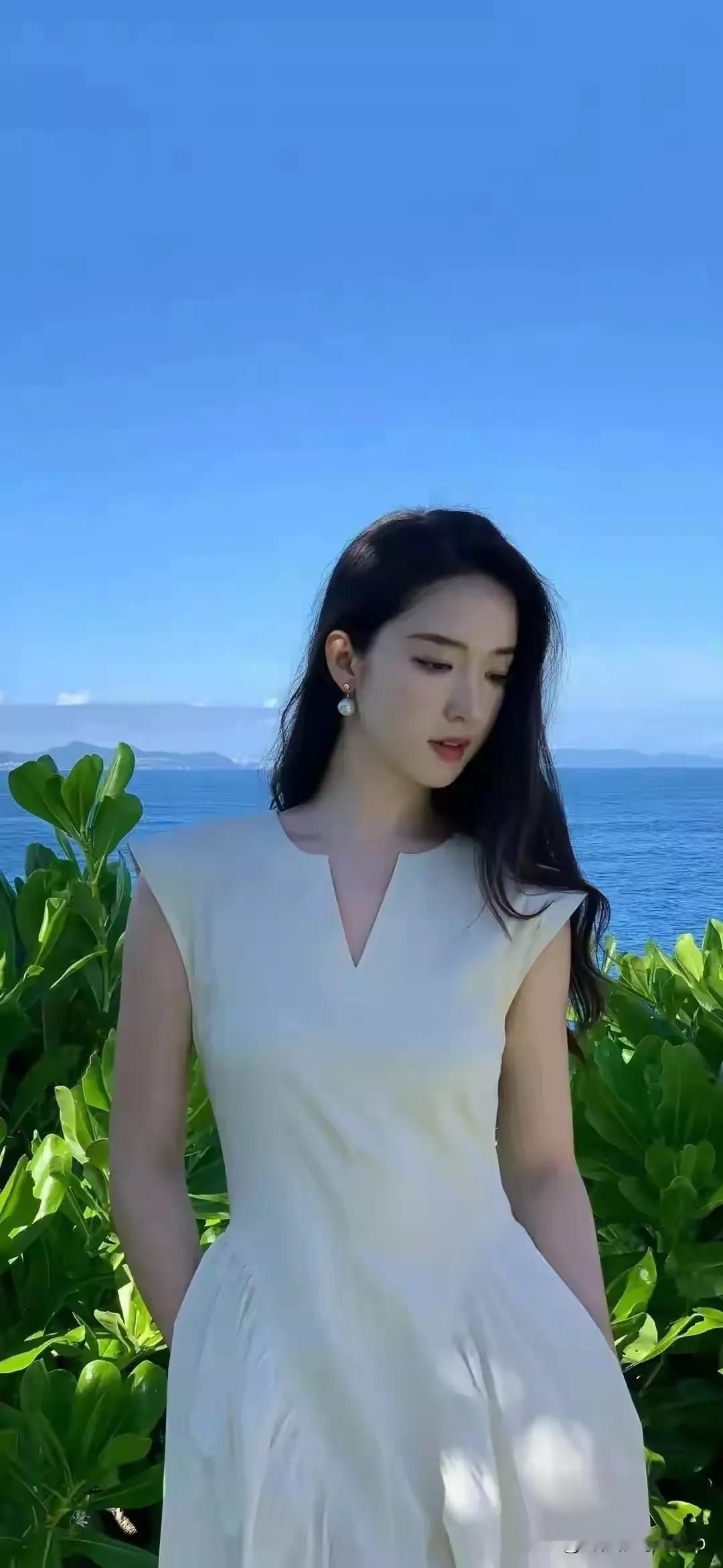 海边白裙少女，温柔如海风