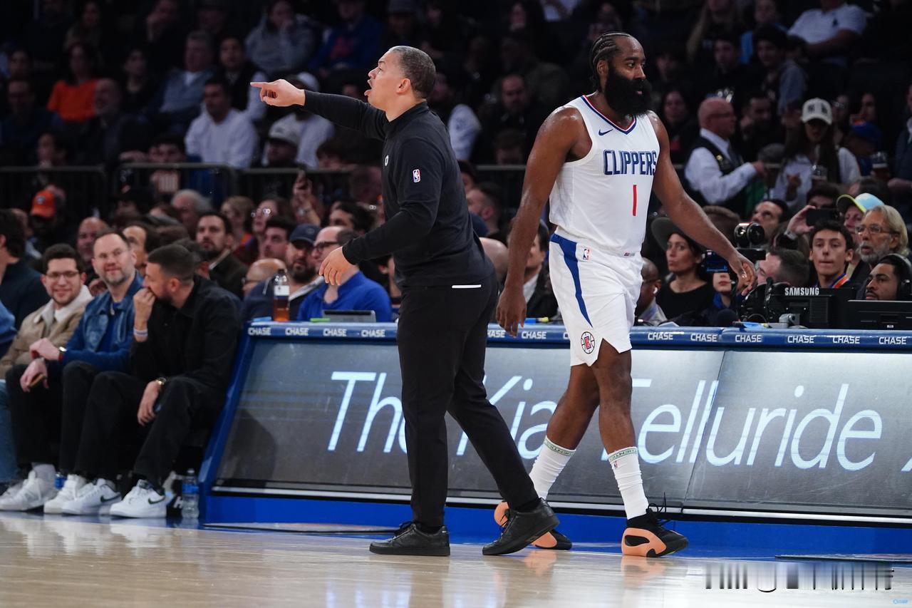 无论是不是哈登主动提出的交易，明天快船球迷都该给哈登献上掌声！
哈登被交易到骑士