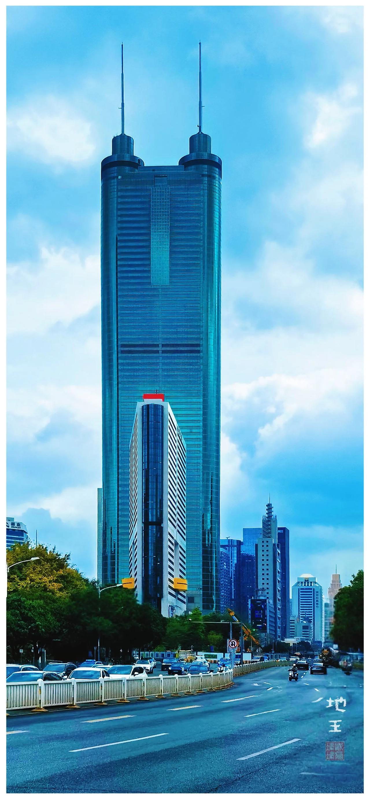 深圳地王大厦，正式名称为信兴广场深圳地王商业大厦，是深圳的地标性建筑之一。
19