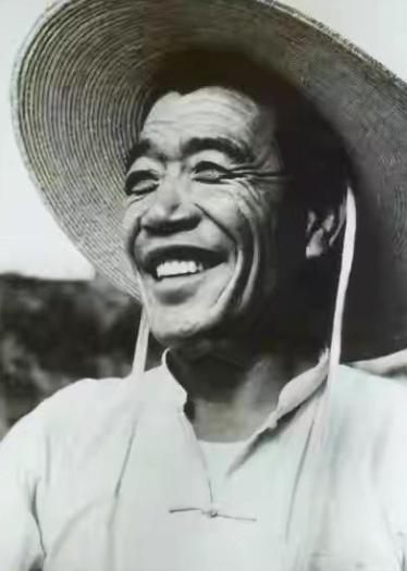 陈永贵当了副总理后，得知毛主席也不喜欢等级制，所以，即使在大会堂开会，仍穿老农民