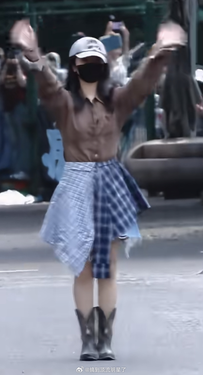 杨紫跟粉丝打招呼 