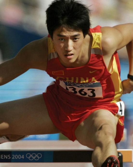 2004年雅典奥运会男子110米栏决赛现场，12秒91的成绩让刘翔成为首位在直道