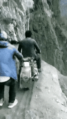 这种路也敢骑摩托车，我走还头晕呢！