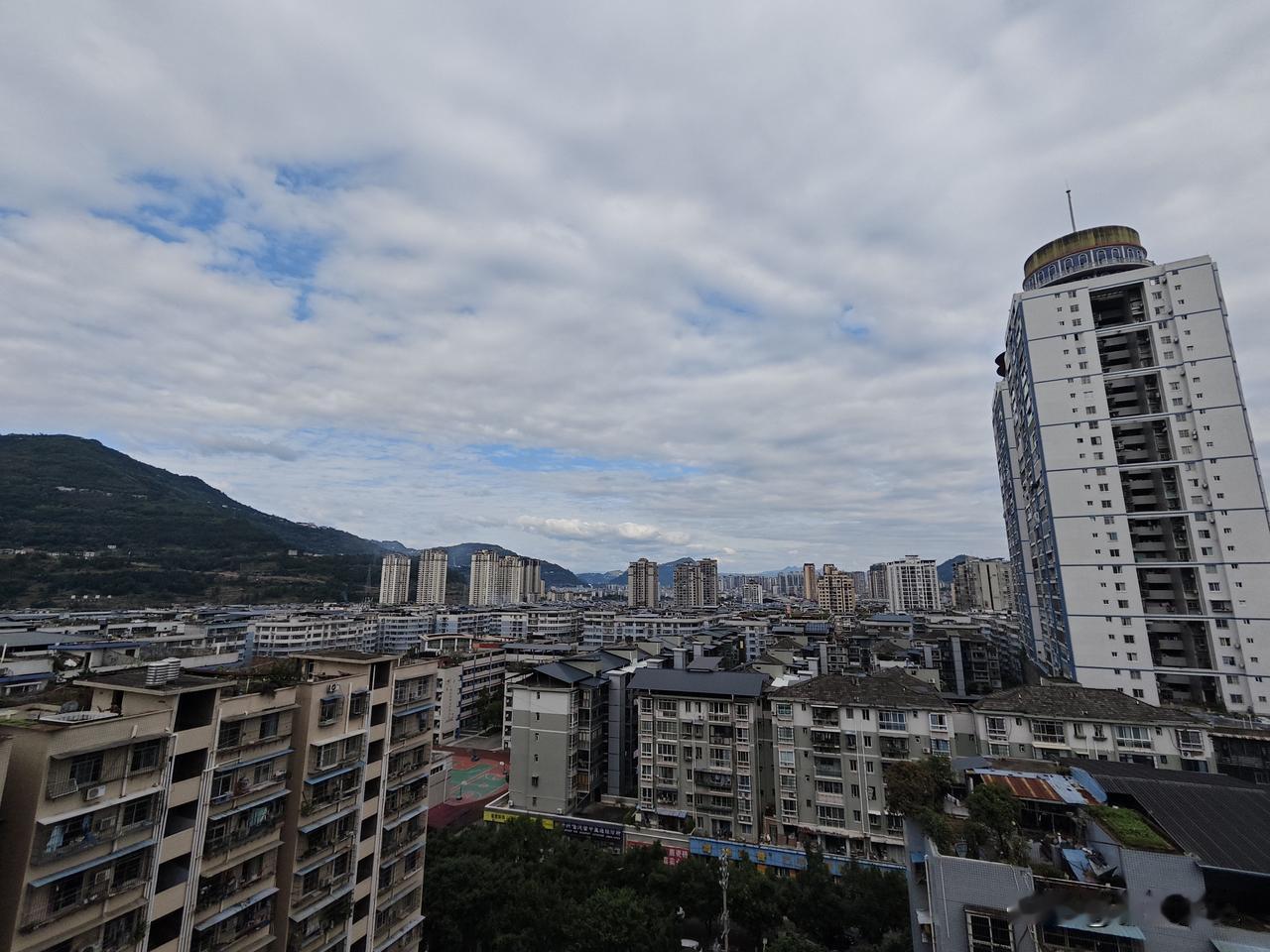 重庆的秋天，总是阴雨绵绵。昨天好不容易天晴，必须拍一张，留住秋天重庆的样子。