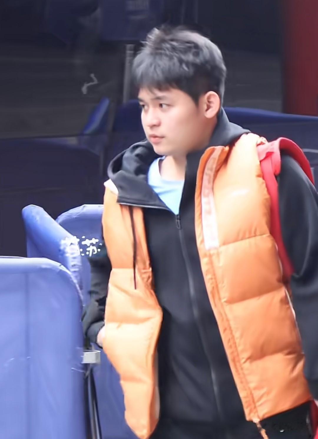 国乒大部队已经到了伦敦，准备世乒赛的赛前热身，小石头林诗栋也在其中，有网友拍到小