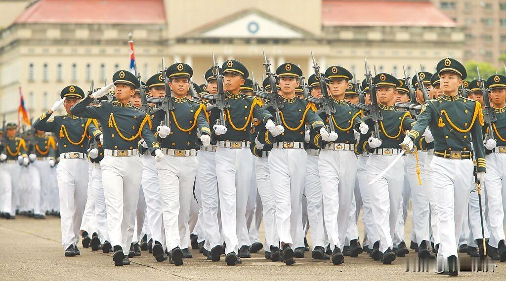 顾立雄起手式:争取岛内军心！
台湾新任防务部门负责人顾立雄到台湾资通电军指挥部听